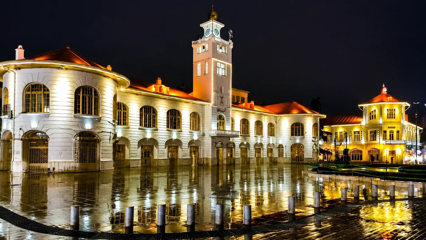 میدان شهرداری رشت در شب